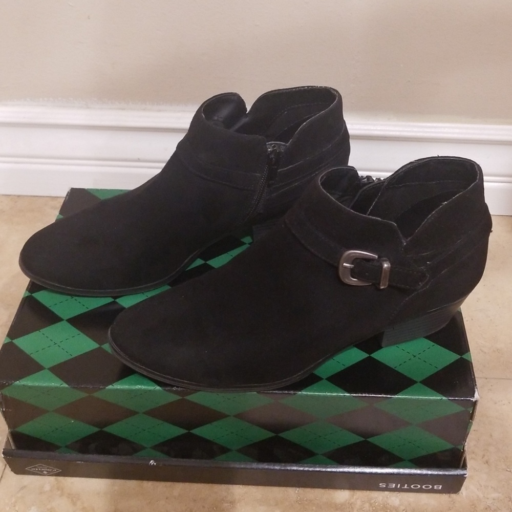 • Black Booties • - Picture 2 of 4